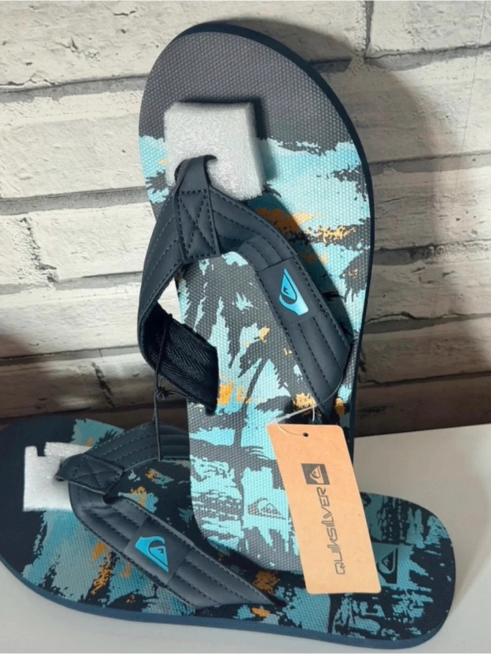 Quiksilver Foundation Men’s Flip Flops Sandals. Orange Blue. Size 10 or 11. NWT